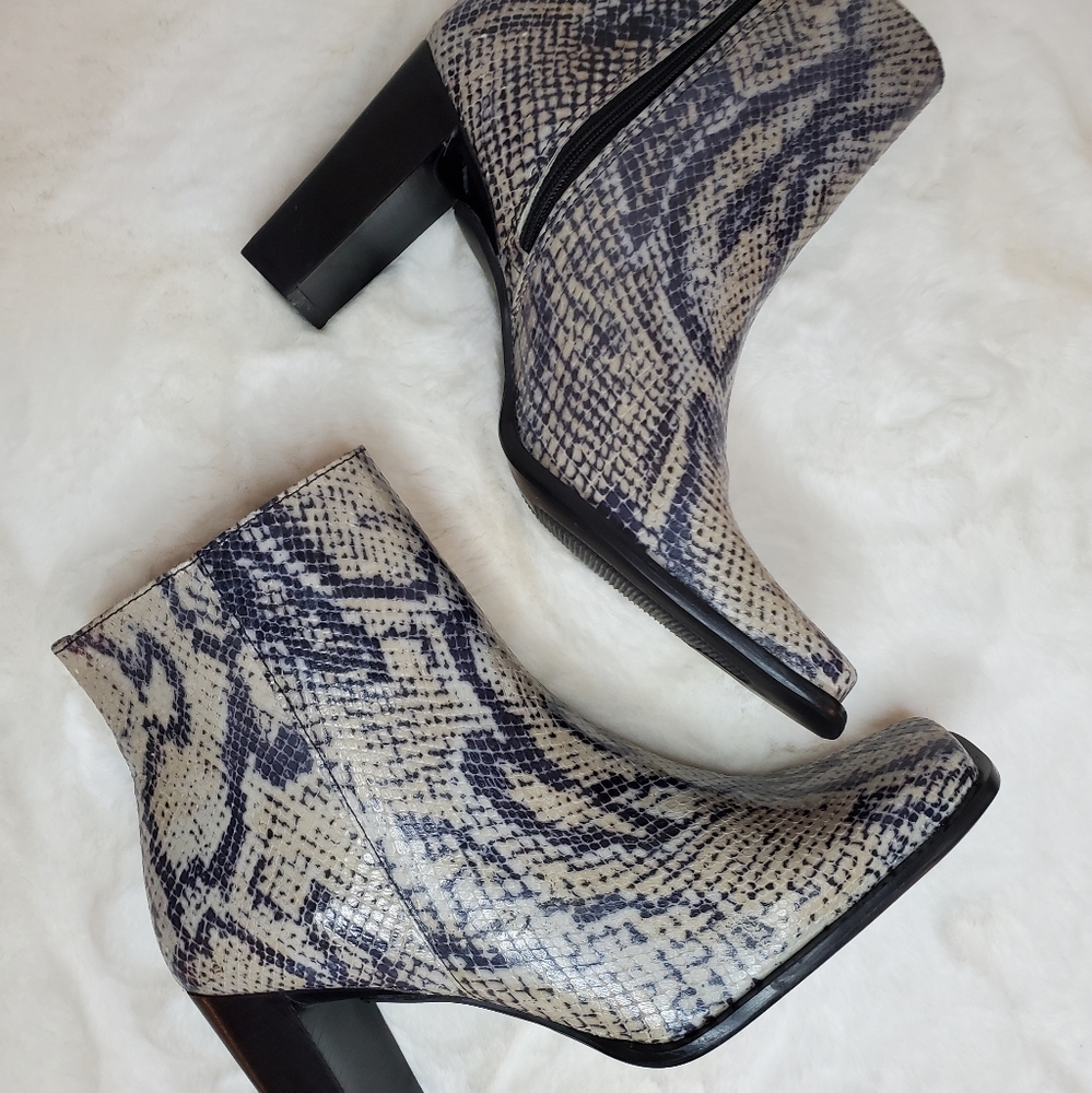 HILLARD & HANSON COBRA SNAKE ANKLE BOOT-Size 6 1/2